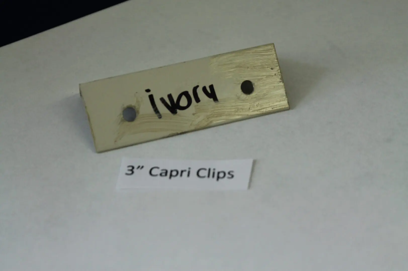 Ivory-colored 3" Capri Clips sample.